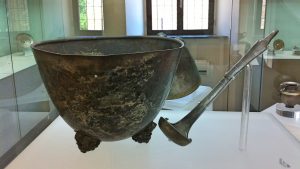 Argenti di Morgantina, coppa con mestolo (foto Giulio Giallombardo)