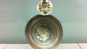 Argenti di Morgantina, coppa e pisside (foto Giulio Giallombardo)