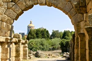 L'area archeologica di Tindari con il santuario sullo sfondo (foto Giulio Giallombardo)