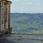 I libri salvati nella biblioteca sospesa di Niscemi