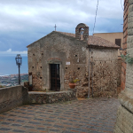 La chiesetta dei Cavalieri affacciata sullo Jonio