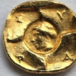 Dalla necropoli di Maddalusa affiora una rara moneta d’oro siracusana
